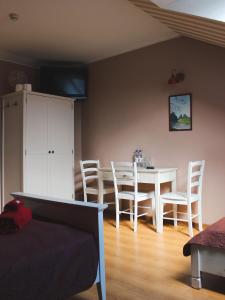 uma sala de estar com uma mesa de jantar e cadeiras em Guesthouse Mõisa Ait em Võru