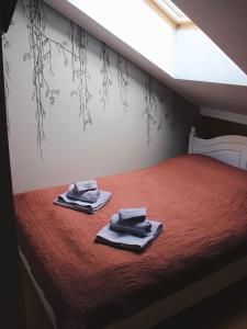 1 dormitorio con 1 cama con toallas en Guesthouse Mõisa Ait, en Võru