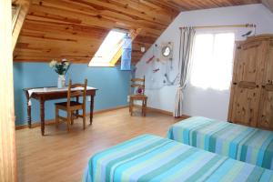 Postel nebo postele na pokoji v ubytování Gîte 4 km mer, 1 km centre ville, pour 8 pers