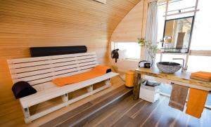 a room with a bench and a sink in a room at UFO47 in Königsberg in Bayern +8 photos