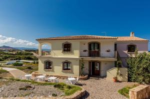 Villa con vistas a una casa en Residence Baia Santa Reparata, en Santa Teresa Gallura