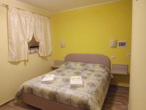 a bedroom with a bed with two towels on it at Nel verde di Carinci in Castelpetroso