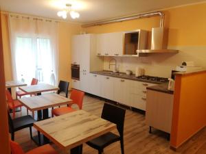 Virtuvė arba virtuvėlė apgyvendinimo įstaigoje Nel verde di Carinci
