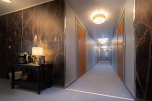 a corridor of a hotel room with a hallway at Motelli Marjaana in Kaustinen