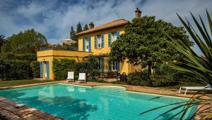 Bazén v ubytování Villa Les Glycines nebo v jeho okolí
