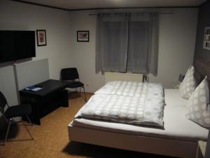 
Ein Bett oder Betten in einem Zimmer der Unterkunft Hotel Jägerstube
