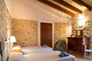 En eller flere senge i et værelse på Finca Pina