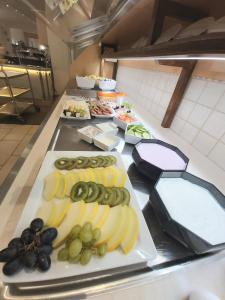 una cocina con varias bandejas de fruta en una barra en Hotel Montana Limburg, en Limburg an der Lahn