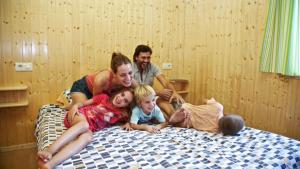 un grupo de personas tumbadas en una cama en Camping Bon Repós, en Santa Susanna