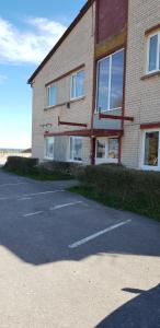 罗亚Hostel Mare的砖楼前的停车场