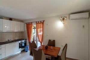 Kuchyň nebo kuchyňský kout v ubytování Apartmani Lana