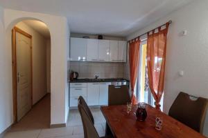 Kuchyň nebo kuchyňský kout v ubytování Apartmani Lana