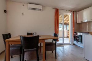 Kuchyň nebo kuchyňský kout v ubytování Apartmani Lana