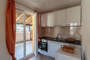 Kuchyň nebo kuchyňský kout v ubytování Apartmani Lana