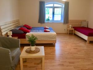 un soggiorno con due letti e un divano di Apartmany a Ubytovani Mlynice Litovel a Litovel