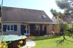 Casa con jardín con mesa y sillas en Maison du Lavoir Disneyland en Bailly-Romainvilliers