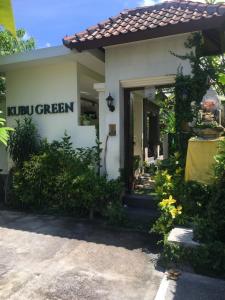 un edificio con un cartel que dice kucchini verde en Kubu Green, en Nusa Dua