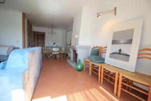 sala de estar con mesa y sillas en Ocean House - First Line of Cabedelo Beach, en Viana do Castelo
