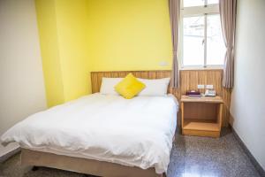 Postel nebo postele na pokoji v ubytování Holiday Hotel