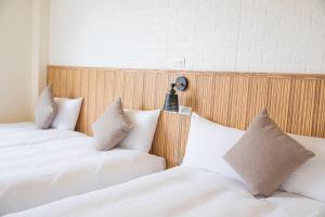 Postel nebo postele na pokoji v ubytování Holiday Hotel