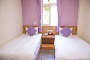 Postel nebo postele na pokoji v ubytování Holiday Hotel