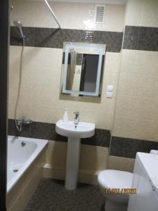 un bagno con lavandino, WC e specchio di Замечательная квартира с современным ремонтом рядом с метpо Холодная гора a Charkiv