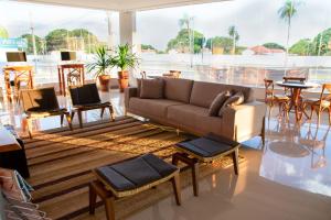 Orla Morena Park Hotel في كامبو غراندي: غرفة معيشة مع أريكة وطاولة
