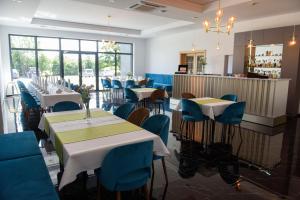 ein Restaurant mit Tischen und Stühlen und einer Bar in der Unterkunft HOTEL Art Cafe in Nakło nad Notecią