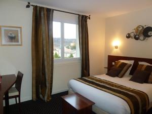 Ένα ή περισσότερα κρεβάτια σε δωμάτιο στο Hotel Des Voyageurs