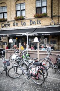 un gruppo di biciclette parcheggiate di fronte a un edificio di Hotel de la Paix a Poperinge