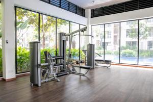 云顶高原The Loft at Midhills Genting Highlands Free WiFi的健身房设有有氧器材和大窗户