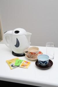 Kemudahan buat kopi dan teh di Hotel Avalorm Kinokuni