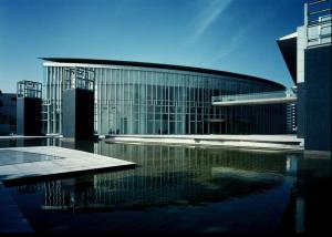 een gebouw met een reflecterende pool ervoor bij Hotel Avalorm Kinokuni in Wakayama