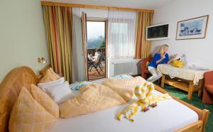 Postel nebo postele na pokoji v ubytování Hotel Sporthof Austria