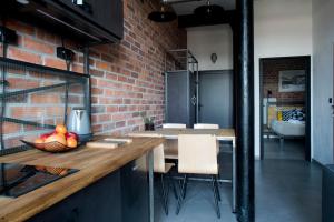 Kuchyň nebo kuchyňský kout v ubytování Apartamenty Folwark Boguszyn