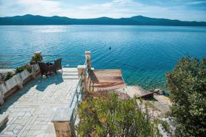 vistas a una gran masa de agua en 3 Bedroom Beach House with private sea access en Slano