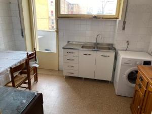 レッチェにあるCasa Ilariaのキッチン(シンク、洗濯機付)