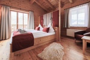 sypialnia z łóżkiem w drewnianym pokoju w obiekcie Ferienhof Oberreit w mieście Bruck an der Großglocknerstraße