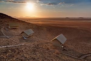 Trzy gniazda na pustyni o zachodzie słońca w obiekcie Kanaan Desert Retreat w mieście Helmeringhausen