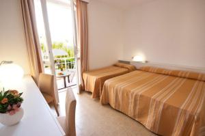 Кровать или кровати в номере Residence Golfo Della Lacona