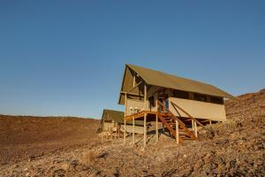 a house in the middle of a desert at Kanaan Desert Retreat in Helmeringhausen