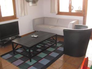 - un salon avec un canapé et une table basse dans l'établissement Forigel UG, à Valbella