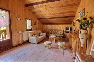 a living room with a couch and a table at GRAND APPARTEMENT - WIFI -SAINT JEAN D'AULPS - 12 Personnes - HIRONDELLE in Saint-Jean-d'Aulps