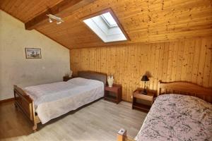 聖讓多普斯的住宿－GRAND APPARTEMENT - WIFI -SAINT JEAN D'AULPS - 12 Personnes - HIRONDELLE，一间卧室设有两张床和天窗