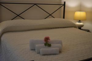 En eller flere senge i et værelse på mondello beach luxury apartments + 54 billeder