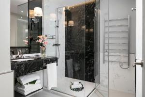 A bathroom at Emperador