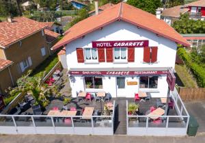 an overhead view of a hotel restaurant with tables and chairs at Cabareté Hotel in Capbreton