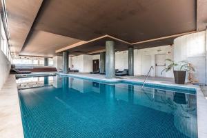 Piscina de la sau aproape de SPA apartment near the beach and marina