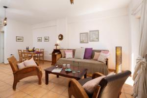 een woonkamer met een bank en een tafel bij Anemomilos Apartment in Corfu-stad