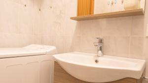 TresnuraghesにあるWelcomely - La Nassa - dimora vista mareの洗面台とトイレを備えた白いバスルーム